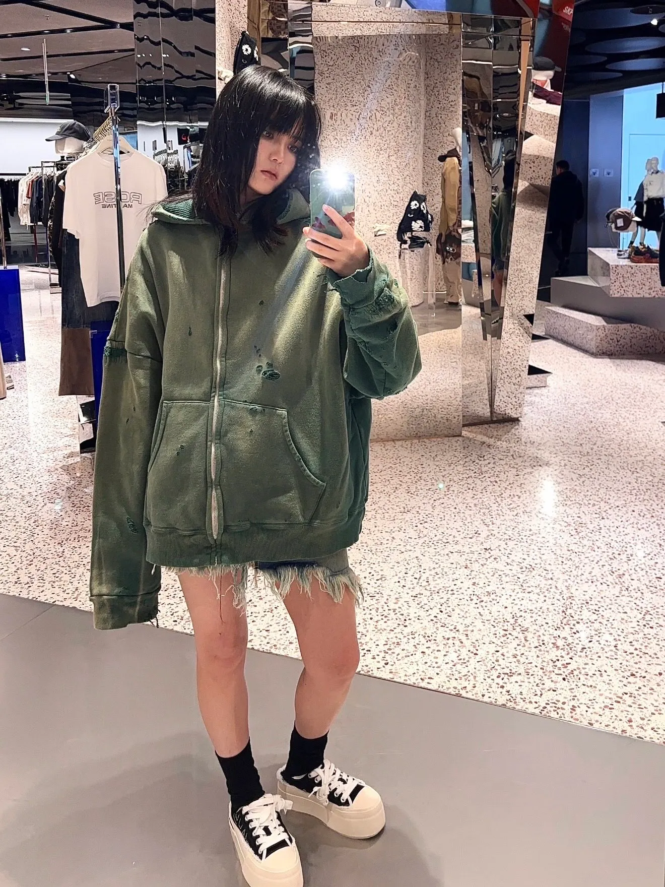 SAINT Mxxxxxx DBL FACE ZIP UP HOODIE/GREEN Double-layer destroyed waffle zipper jacket, washed green S-XL, a style that has been used in the summer. After continuous fine polishing, it has finally been shipped. The finished product is simply a work of art. Super heavy washing and distressing. Multiple water fades. Excessive hand-made wormhole destruction processing. Deconstruction and reorganization embroidery technology. Custom-made zippers with LOGO. The color details of the zipper webbing are also correct. Original grade fruit main label and wash water label. Top purchasing grade. A layer of waffle fabric is added to the inner lining to make the overall texture stronger and increase the comfort and warmth of the wearer.